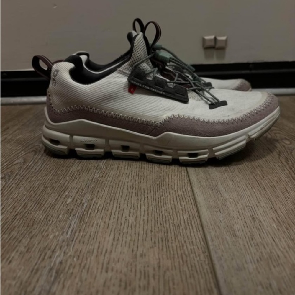 On cloud away ice/moss Wo's Sz 7,5
On Running
